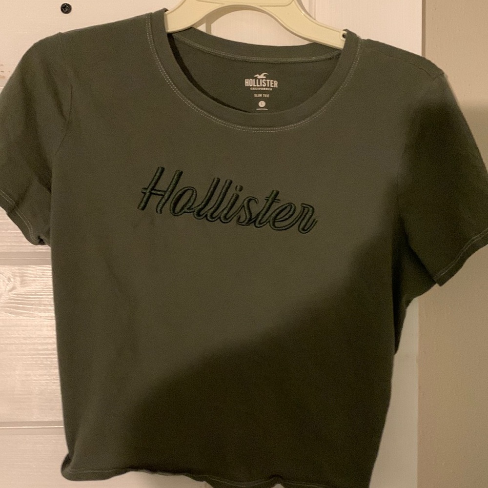 Hollister t-shirt dark army green (short or crop) size L slim tee gently used